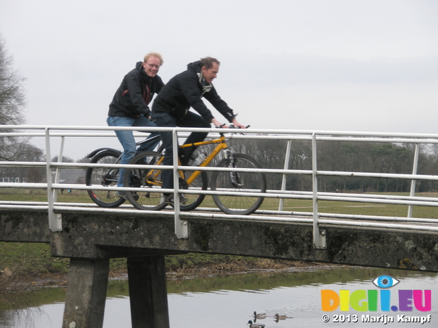 P1011267 Marijn and Pepijn cycling over bridge